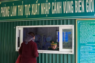 Người dân làm thủ tục qua cửa khẩu phụ Thông Thụ-Nậm Táy.