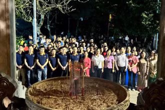 Du khách dâng hương tại Đền Thượng.