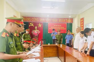 Cơ quan Cảnh sát điều tra Công an tỉnh Quảng Nam thi hành các quyết định đối với bị can Trương Hoàn Lạc (Giám đốc Cảng vụ Hàng hải Quảng Nam) và các đối tượng liên quan.