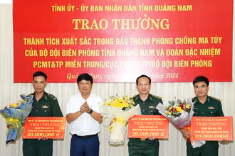 Bí thư Tỉnh ủy Quảng Nam Lương Nguyễn Minh Triết trao thưởng các tập thể có thành tích xuất sắc trong quá trình đấu tranh, bắt giữ gần 200kg ma túy từ Lào về Việt Nam.