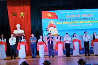 Cắt băng khai mạc Triển lãm bản đồ và trưng bày tư liệu với chủ đề "Hoàng Sa, Trường Sa của Việt Nam - Những bằng chứng lịch sử và pháp lý".