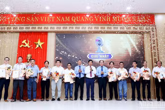 Các đồng chí lãnh đạo tỉnh Quảng Nma trao Giải thưởng Báo chí Huỳnh Thúc Kháng cho các tác giả, nhóm tác giả có tác phẩm đoạt giải Nhất