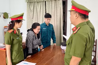 Công an đọc lệnh bắt tạm giam đối với Trương Thị Tố Trinh.