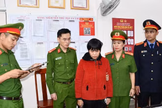 Cơ quan Cảnh sát điều tra Công an tỉnh Quảng Nam tống đạt các quyết định khởi tố, bắt tạm giam đối với T.T.T.N.