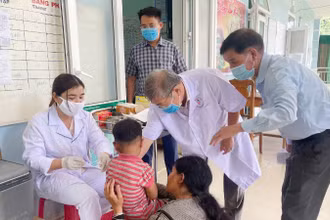 Huyện Nam Trà My phấn đấu đến ngày 16/3 sẽ hoàn thành tiêm vaccine sởi cho trẻ