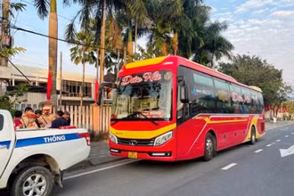 Công an tỉnh Quảng Nam lập biên bản xử phạt chủ phương tiện chở người vượt quá quy định.