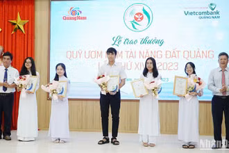 Quỹ ươm mầm tài năng đất Quảng trao thưởng cho các học sinh, sinh viên, thanh niên xuất sắc tiêu biểu.