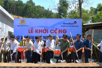 Các đại biểu thực hiện nghi thức động thổ xây dựng nhà cho bà Trần Thị Thìn, thôn 2, xã Phước Đức, huyện Phước Sơn.