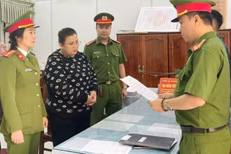 Tống đạt các quyết định khởi tố, bắt giam đối tượng Lê Thị Ngân Hà.