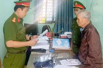 Cơ quan Cảnh sát điều tra Công an huyện Đại Lộc thi hành quyết định khởi tố đối với ông Lê Mạnh.