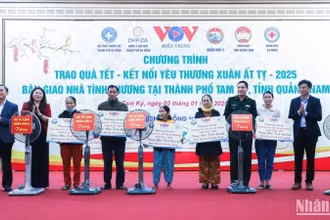 Trao 5 căn nhà tình thương tặng 5 hộ hoàn cảnh đặc biệt khó khăn tại thành phố Tam Kỳ