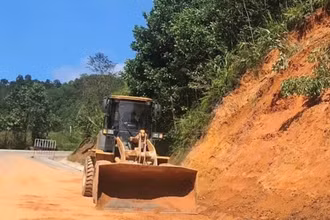 Khắc phục sạt lở trên tuyến ĐT606, đoạn qua xã Tr’Hy, huyện Tây Giang (Quảng Nam).
