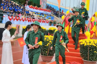Hàng nghìn thanh niên Quảng Nam nô nức lên đường bảo vệ Tổ quốc.