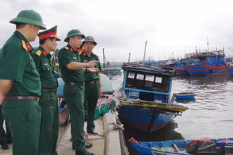 Lãnh đạo Bộ Chỉ huy Quân sự tỉnh Quảng Nam kiểm tra công tác neo đậu tàu thuyền, nhằm giảm thiệt hại do bão số 6 gây ra.
