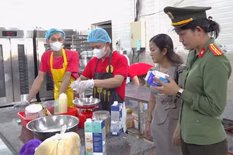 Đoàn kiểm tra liên ngành an toàn thực phẩm tỉnh kiểm tra tại cơ sở sản xuất bánh thị trấn Ái Nghĩa, huyện Đại Lộc (Quảng Nam).