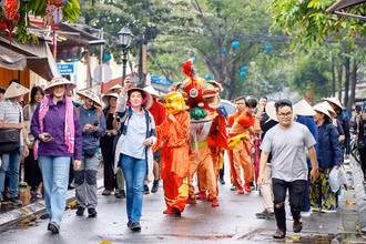 Khách quốc tế tham quan Khu phố cổ Hội An trong dịp Tết Dương lịch 2024.