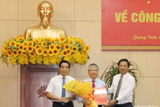Bí thư Tỉnh ủy Lương Nguyễn Minh Triết (bìa phải) và Phó Bí thư Tỉnh ủy, Chủ tịch Ủy ban nhân dân tỉnh Lê Văn Dũng (bìa trái) trao quyết định và tặng hoa chúc mừng đồng chí Nguyễn Đức Dũng giữ chức Phó Bí thư Thường trực Tỉnh ủy Quảng Nam.