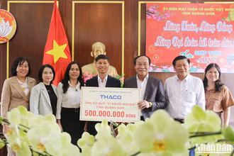 Tổng Giám đốc THACO AUTO Nguyễn Quang Bảo (đứng giữa) trao hỗ trợ cho Quỹ "Vì người nghèo" tỉnh Quảng Nam