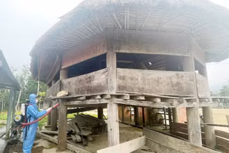 Cán bộ y tế phun hóa chất xử lý môi trường, ngăn chặn dịch lây lan.