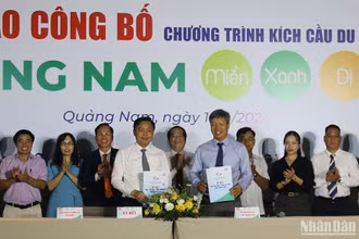Đại diện Ủy ban nhân dân tỉnh Quảng Nam và Tổng Công ty Đường sắt Việt Nam ký kết hợp tác phát triển du lịch-đường sắt.