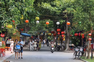 Du khách tham quan Khu phố cổ Hội An