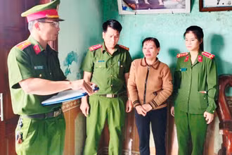 Công an tống đạt quyết định khởi tố vụ án, khởi tố bị can và bắt tạm giam bà Lê Thị Cúc về tội lừa đảo chiếm đoạt tài sản.