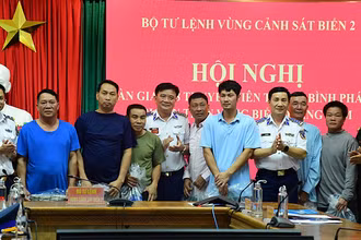 Vùng Cảnh sát biển 2 bàn giao các thuyền viên cho lực lượng biên phòng 