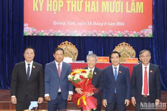 Các đồng chí lãnh đạo tỉnh Quảng Nam tặng hoa chúc mừng đồng chí Nguyễn Đức Dũng, Phó Bí thư Thường trực Tỉnh ủy, Chủ tịch Hội đồng nhân dân tỉnh nhiệm kỳ 2021-2026. 