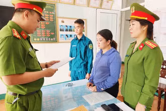 Công an đọc lệnh bắt tạm giam đối với Nguyễn Thị Diễm My
