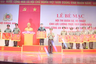 Ban Tổ chức trao giải thưởng cho các đơn vị đoạt giải Nhất, Nhì, Ba.