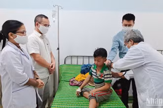 Đoàn công tác Sở Y tế Quảng Nam kiểm tra sức khỏe trẻ đang điều trị tại Trung tâm Y tế huyện Nam Trà My.