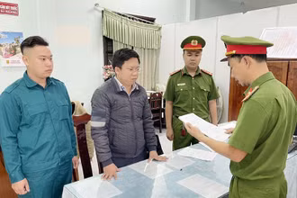 Công an tống đạt các quyết định đối với Hà Hải Đăng (người mặc áo lạnh, đứng giữa).