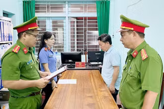 Cơ quan chức năng tống đạt quyết định khởi tố bị can, lệnh bắt tạm giam đối với ông Lê Quang Hào.