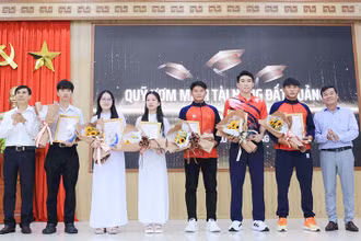 Đại diện lãnh đạo các cơ quan của tỉnh Quảng Nam trao thưởng cho các cá nhân có thành tích xuất sắc. (Ảnh: T.CÔNG)