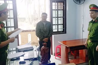 Công an tống đạt các quyết định đối với ông Ung Thượng Hiền.