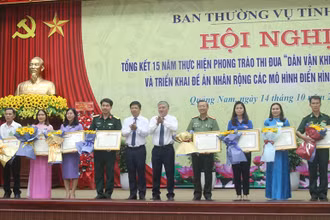 Các đồng chí đại diện lãnh đạo tỉnh Quảng Nam và Ban Dân vận Trung ương trao Bằng khen của Ủy ban nhân dân tỉnh tặng các tập thể có thành tích xuất trong phong trào thi đua "Dân vận khéo" giai đoạn 2009-2024.