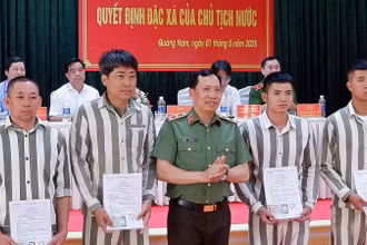 Trung tướng Lê Văn Tuyến, Thứ trưởng Công an trao quyết định đặc xá và căn cước công dân cho phạm nhân. (Ảnh: ĐOÀN ĐẠO)