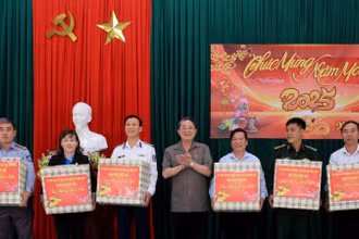 Phó Chủ tịch Quốc hội Nguyễn Đức Hải trao quà Tết tặng đại diện lãnh đạo xã Tam Giang và các cơ quan đơn vị ở huyện Núi Thành, Quảng Nam.