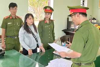 Công an tỉnh Quảng Nam tống đạt quyết định khởi tố, bắt tạm giam đối với Trần Thị Tiên.