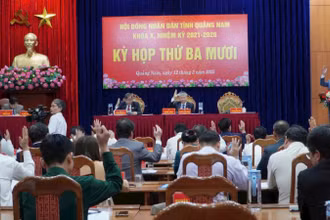 Các đại biểu Hội đồng nhân dân tỉnh Quảng Nam biểu quyết thông qua các nghị quyết. 