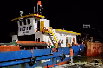 Tàu Việt Á 01 đưa 11 thuyền viên tàu Nam Phát 01 vào Cảng Kỳ Hà. Ảnh: H.A. 