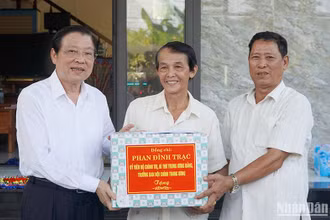 Trưởng Ban Nội chính Trung ương Phan Đình Trạc (thứ 3 từ phải qua) nghe lãnh đạo xã Duy Vinh báo cáo tình hình xây dựng mô hình nông thôn mới. 