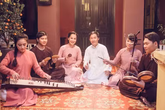 Nhạc sĩ, nhà nghiên cứu Nguyễn Quang Long (áo trắng).