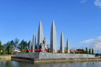 Tượng đài Khát vọng thống nhất ở Bờ Bắc Khu Di tích Quốc gia đặc biệt Đôi bờ Hiền Lương - Bến Hải. Ảnh: Khoa Đăng