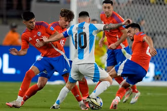Messi trong vòng vây đội bạn tại Copa America 2024. (Ảnh: Getty)