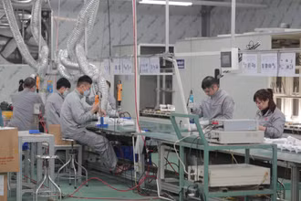 Không khí làm việc tại Công ty cổ phần Bóng đèn phích nước Rạng Đông.