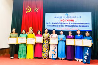 Ban Tổ chức khen thưởng các tập thể có thành tích xuất sắc tại hội nghị.