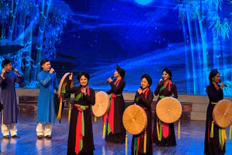Các nghệ sĩ, diễn viên Nhà hát Dân ca Quan họ Bắc Ninh biểu diễn tại chương trình gặp mặt.