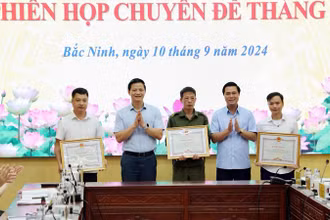 Lãnh đạo tỉnh Bắc Ninh khen thưởng các cá nhân, tập thể có thành tích xuất sắc trong công tác xử lý sự cố sạt trượt bờ tả sông Ngũ Huyện Khê tại xã Long Châu, huyện Yên Phong.
