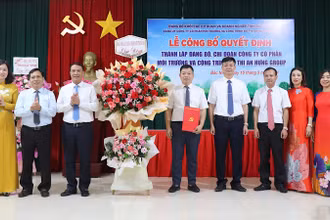 Đảng ủy Khối các cơ quan và doanh nghiệp tỉnh Bắc Ninh tặng hoa chúc mừng Đảng bộ Công ty cổ phần môi trường và công trình đô thị An Hưng Group.